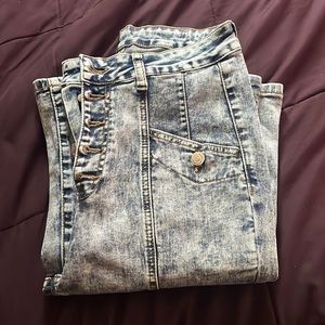 I’m selling Jean flared washed color